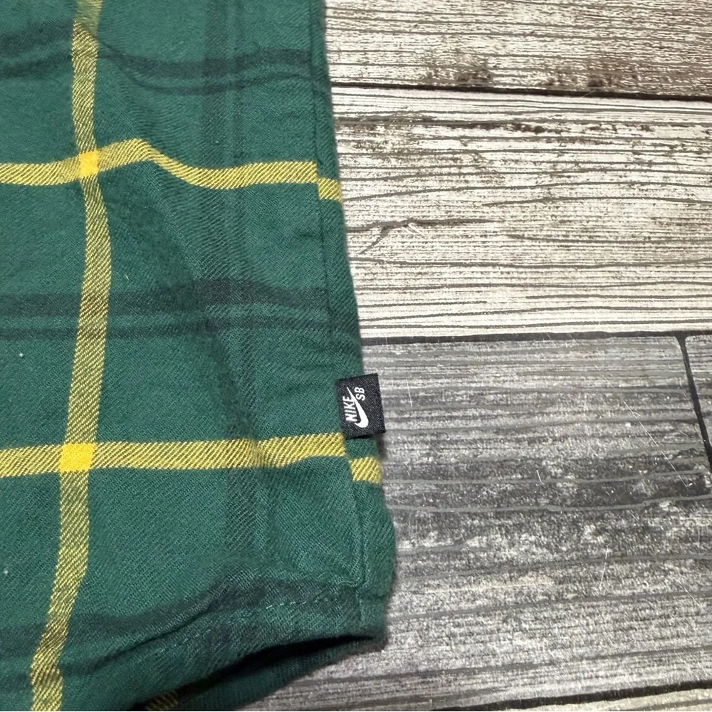 NIKE SB Flannel Shirt Men’s S Green Plaid Button Up Casual 100% Cotton